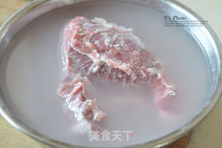 主妇必学硬菜之卤牛肉的做法步骤:2