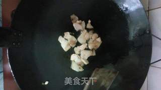 三层肉炒腊肠的做法步骤：2