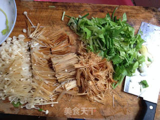 菌菇最美味---金针菇炒蛋的做法步骤:2