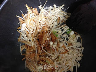 菌菇最美味---金针菇炒蛋的做法步骤:6