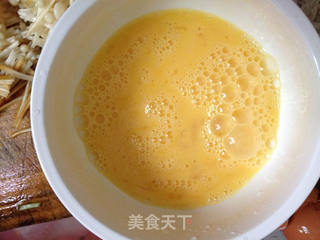 菌菇最美味---金针菇炒蛋的做法步骤:3