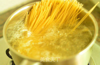 香辣茄汁意面的做法步骤:2