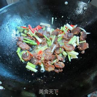 芹菜大蒜炒香肠的做法步骤：7