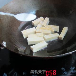 香肠芹菜嫩豆腐的做法步骤：4