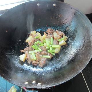 土豆炒牛腩的做法步骤：10