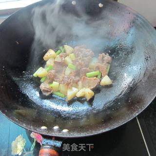 土豆炒牛腩的做法步骤：11
