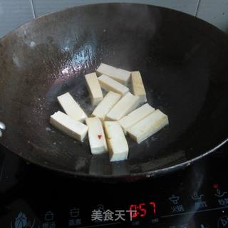 香肠芹菜嫩豆腐的做法步骤：5