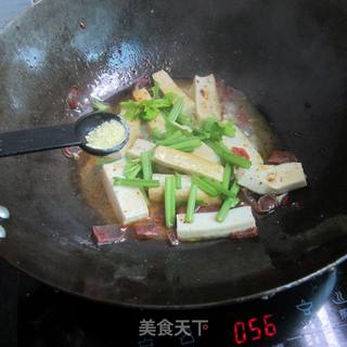 香肠芹菜嫩豆腐的做法步骤：11