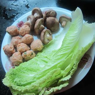 丸子白菜香菇汤的做法步骤：1