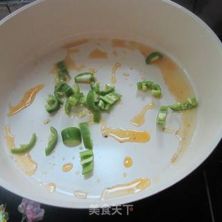 青椒炒肉丸的做法步骤：3