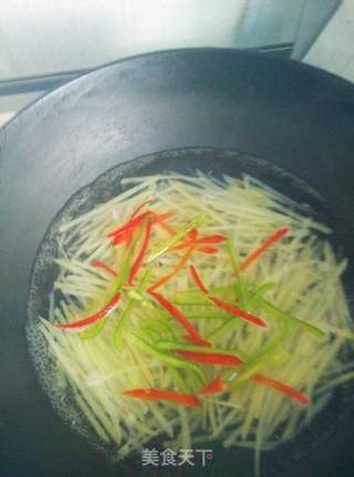 炝拌土豆丝的做法步骤:3