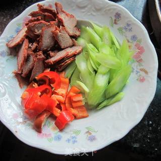 莴笋叉烧肉的做法步骤：2