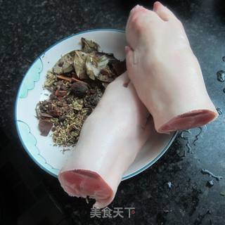 麻辣卤猪手的做法步骤：1