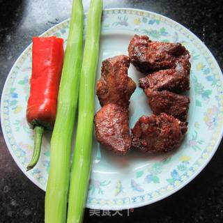 莴笋叉烧肉的做法步骤：1