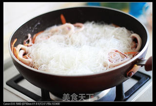 豉油皇海鲜炒粉丝的做法步骤:6