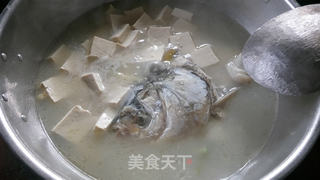 鱼头炖豆腐的做法步骤：5