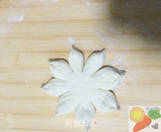 迎新春,为家人做一款莲花枣饼的做法步骤:9