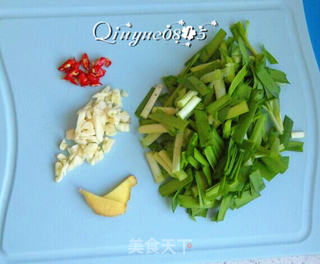 羊血炒韭菜的做法步骤:2