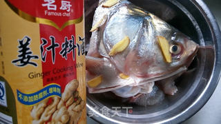 鱼头炖豆腐的做法步骤：1