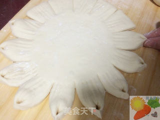 迎新春,为家人做一款莲花枣饼的做法步骤:8