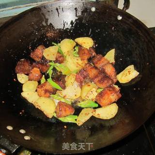 土豆片回锅肉的做法步骤：8