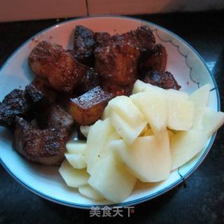 土豆片回锅肉的做法步骤：1