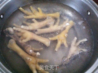 当归红枣鸡脚汤的做法步骤:4