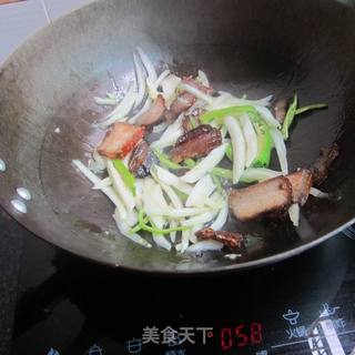 青椒白菜梗子炒腊肉的做法步骤：5