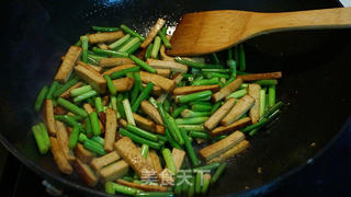 鸡蛋蒜苗豆腐干的做法步骤:6