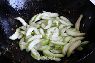 丝瓜炒鸡肉的做法步骤:7