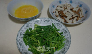 鸡蛋蒜苗豆腐干的做法步骤:2