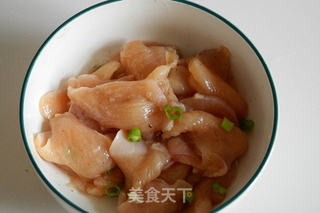 丝瓜炒鸡肉的做法步骤:2