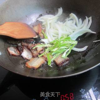 青椒白菜梗子炒腊肉的做法步骤：4