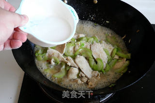 丝瓜炒鸡肉的做法步骤:11