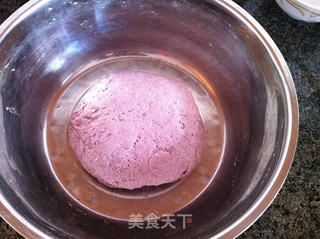紫薯花卷的做法步骤:2