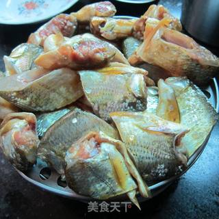 凉拌香辣蒜香鱼的做法步骤:2