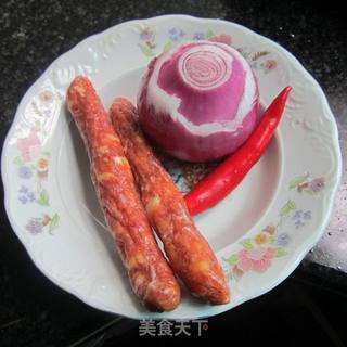 香肠洋葱丁的做法步骤：1