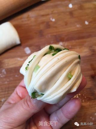 葱香花卷送给你的做法步骤:7