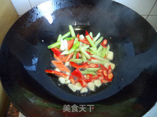 小瓜炒腊肉的做法步骤:4