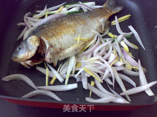洋葱烧鲫鱼的做法步骤:5