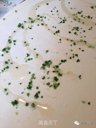 葱香花卷送给你的做法步骤:4