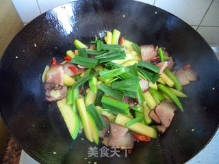 小瓜炒腊肉的做法步骤:7