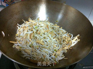 绿豆芽炒香干的做法步骤：6