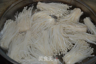 双浇头金针菇的做法步骤:2