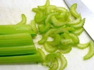腊肉炒西芹 ♥腊肉!不只是年菜1的做法步骤:3