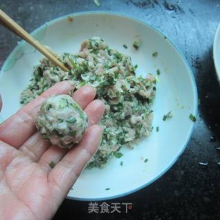 韭菜猪肉丸子油腐汤的做法步骤：1