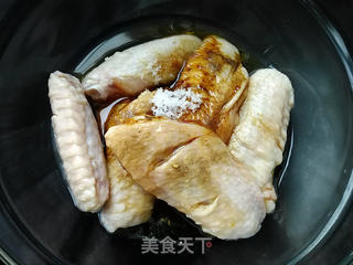 香菇焖鸡翅的做法步骤:3