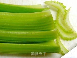 腊肉炒西芹 ♥腊肉!不只是年菜1的做法步骤:2