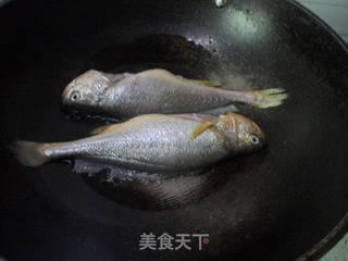 糖醋黄鱼的做法步骤:2