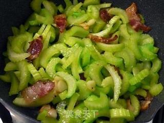 腊肉炒西芹 ♥腊肉!不只是年菜1的做法步骤:6